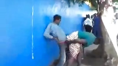 نمی سکس دخترها استحمام در آن قرار داده و پول در دندان